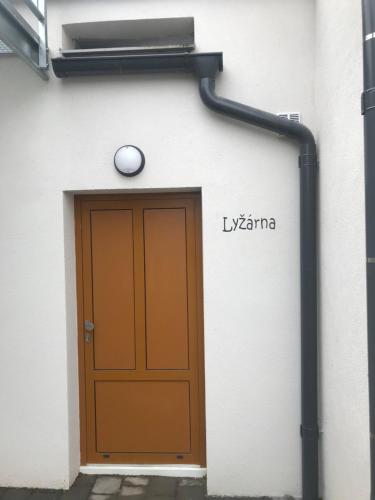 Fotografie z fotogalerie ubytování U Králíka, přízemní bezbarierové apartmány A,B,C,D - 50 metrů od vleku - přejdete v lyžácích, pod bobovou dráhou, parkování zdarma, lyžárna s vysoušeči bot, v destinaci Dolní Morava