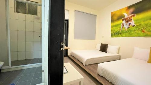 Kleines Zimmer mit 2 Betten und einem Badezimmer. in der Unterkunft Fengjia AS House in Taichung