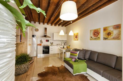 a living room with a couch and a kitchen at Appartamenti Sofia & Marilyn in Castelfranco Veneto
