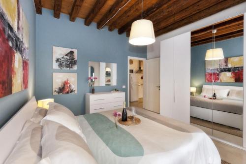 una camera da letto con un grande letto bianco in una stanza di Appartamenti Sofia & Marilyn a Castelfranco Veneto