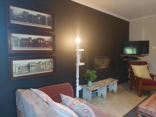 TV a/nebo společenská místnost v ubytování Kimi's Cottage