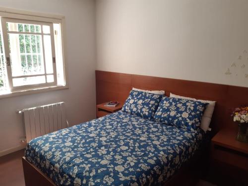 Una cama o camas en una habitación de Apartamento completo em avenida principal