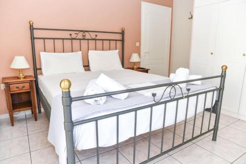 ein Schlafzimmer mit einem großen Bett mit weißer Bettwäsche in der Unterkunft Aposperite Apartment in Kalamata
