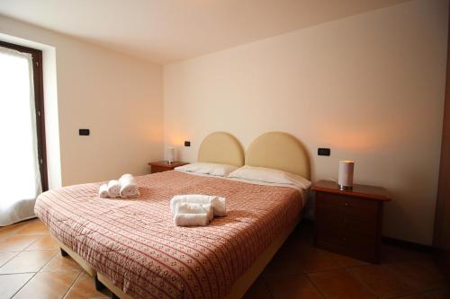 una camera da letto con un letto e due asciugamani di Residence Aquila - Bilo Mont Nery a Brusson