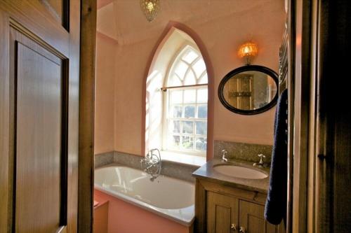 La salle de bains est pourvue d'une baignoire, d'un lavabo et d'une fenêtre. dans l'établissement Kirknowe, à Jedburgh