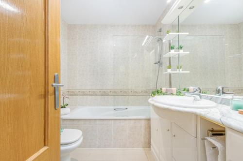 ein Badezimmer mit einer Badewanne, einem Waschbecken und einem WC in der Unterkunft BADIA DE ROSES 1 new apartment in Roses