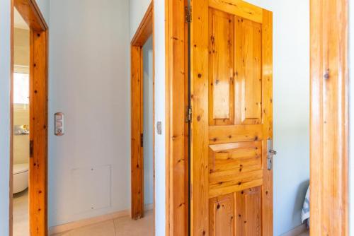 una puerta de madera en una habitación con una pared blanca en Apartment Limani, en Longós