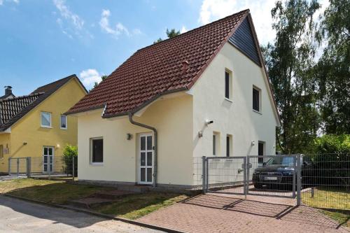 a white house with a brown roof at Ferienhaus Fernweh in Göhren-Lebbin