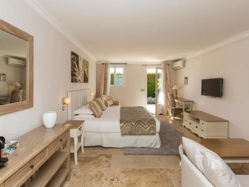 TV a/nebo společenská místnost v ubytování Les chambres d'hôtes de Mougins