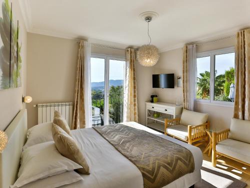 Postel nebo postele na pokoji v ubytování Les chambres d'hôtes de Mougins
