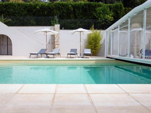 Bazén v ubytování Les chambres d'hôtes de Mougins nebo v jeho okolí