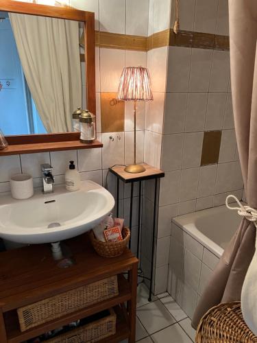 a bathroom with a sink and a tub and a lamp at Charmante chambre privée 5/10 mn du CentreVille/Port-Jardin/Parking in Nice