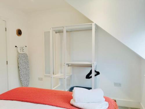 een slaapkamer met een bed met een rode deken bij Huntingdon Lodge in Huntingdon