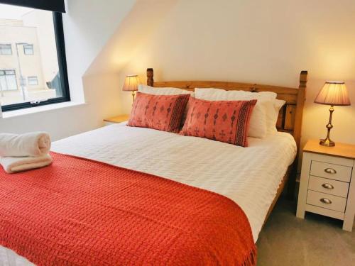 ハンティンドンにあるHuntingdon Lodgeのベッドルーム1室(赤毛布付きの大型ベッド1台付)