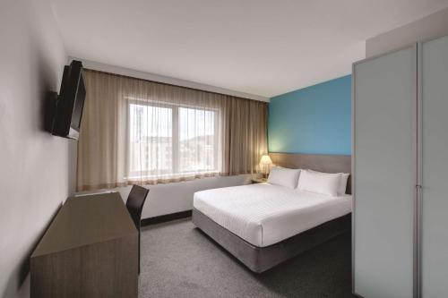 Postel nebo postele na pokoji v ubytování Travelodge Hotel Hobart