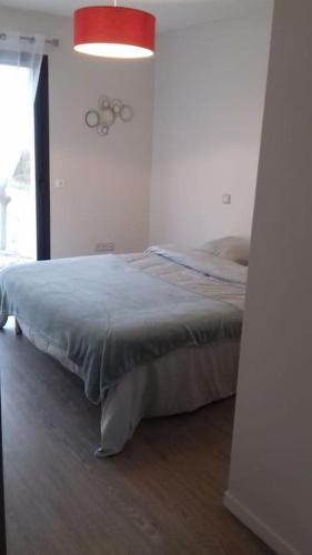 Ένα ή περισσότερα κρεβάτια σε δωμάτιο στο Villa au sein d'un élevage de Chevaux