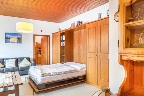 ein Schlafzimmer mit einem Bett und einem Sofa in der Unterkunft Haus Excelsior Top 5 in Seefeld in Tirol