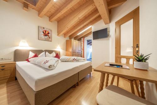 a hotel room with a bed and a desk at Appartementhaus im Winkel in Sölden