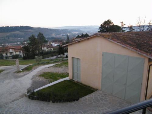 a house with a garage with a driveway at Agriturismo Villalta in Ponte Felcino