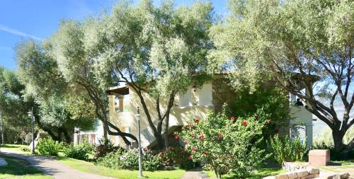 Κήπος έξω από το Apartments in residence with swimming pool in Porto Rotondo