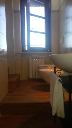 a bathroom with a tub and a sink and a window at Agriturismo Villalta in Ponte Felcino