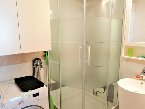 a glass shower in a kitchen with a washing machine at Appartement Morillon 1100, 3 pièces, 6 personnes - FR-1-412-55 in Morillon