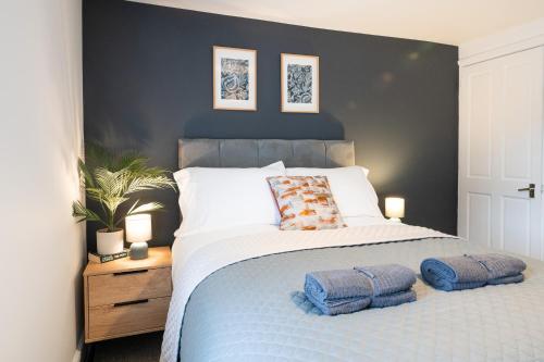 ein Schlafzimmer mit einem Bett mit zwei Kissen darauf in der Unterkunft Stunning 2-bedroom home in city centre with Wi-Fi! in Royal Tunbridge Wells