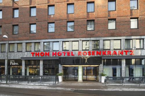 un edificio de ladrillo con un cartel que dice que el restaurante del hotel en Thon Hotel Rosenkrantz Oslo, en Oslo
