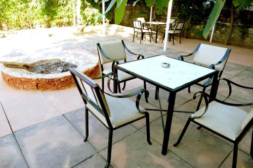 a table and chairs next to a fire pit at Madho Bagh in Sawāi Mādhopur