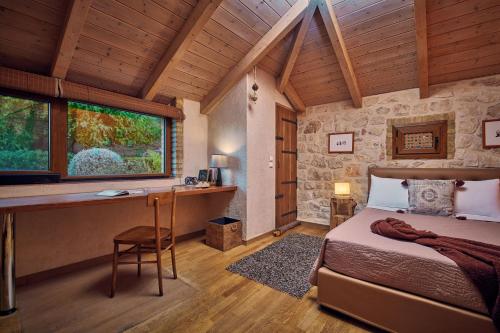 um quarto com uma cama e uma secretária num quarto em Wild Oak Estate em Argasi