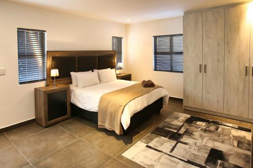 Un dormitorio con una cama con un osito de peluche. en Dalton's Langebaan en Langebaan