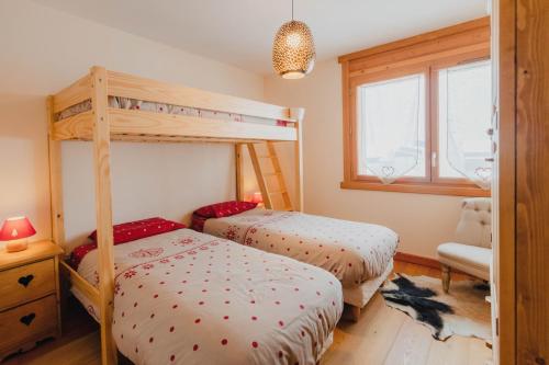 a bedroom with two bunk beds and a window at Apt 102, Les Chalets du Chaberton, pied de pistes et Spa in Montgenèvre