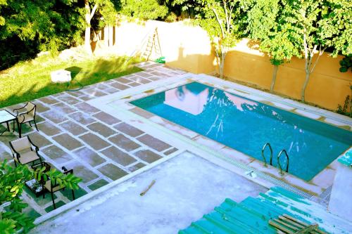 an overhead view of a swimming pool in a yard at Madho Bagh in Sawāi Mādhopur