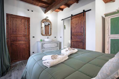 - une chambre avec un lit et des serviettes dans l'établissement Il Castagno, à Castiglione dei Pepoli