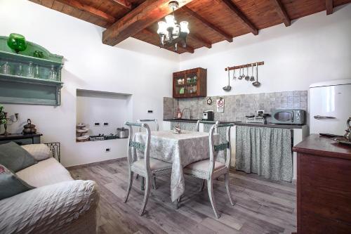 - une cuisine avec une table et des chaises dans la chambre dans l'établissement Il Castagno, à Castiglione dei Pepoli
