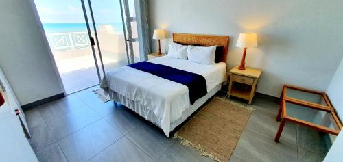 1 dormitorio con cama y vistas al océano en Ramsgate Rendezvous 13 - Sleeps 6 - Great Sea Views!, en Margate