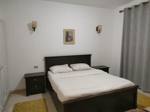 洪加達的住宿－New Marina MP 37，一间卧室配有一张带两个枕头的床