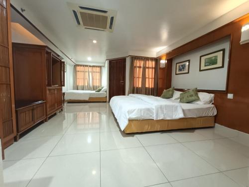 1 dormitorio con 1 cama grande y TV en Pd full seaview deluxe en Port Dickson