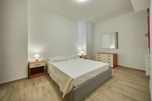 een slaapkamer met een groot bed en 2 nachtkastjes bij Flat Number 8 in Milaan