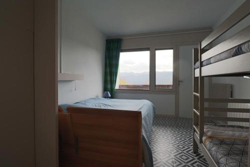 Habitación pequeña con cama y ventana en Sapins A5 - Résidence Super Murat, en Murat-le-Quaire