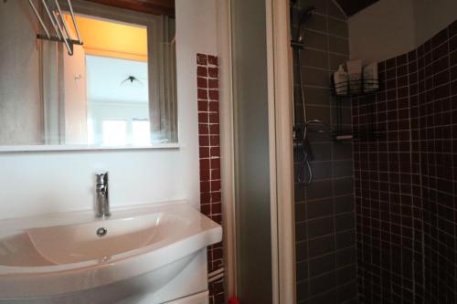 baño con lavabo, ventana y ducha en Sapins A5 - Résidence Super Murat, en Murat-le-Quaire