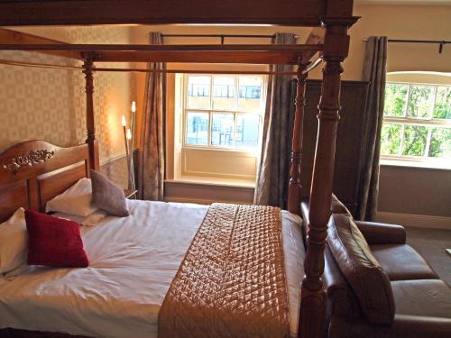 Un pat sau paturi într-o cameră la York House Hotel