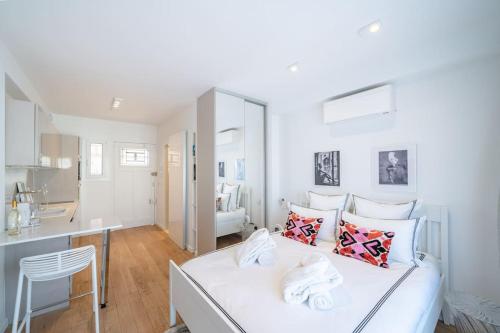 una camera bianca con letto e cucina di Luxury Apartment - 150m to Palais des Festivals ( Cannes ) a Cannes