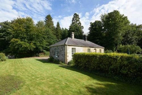a small house in the middle of a yard at West Lodge in Newton by the Sea