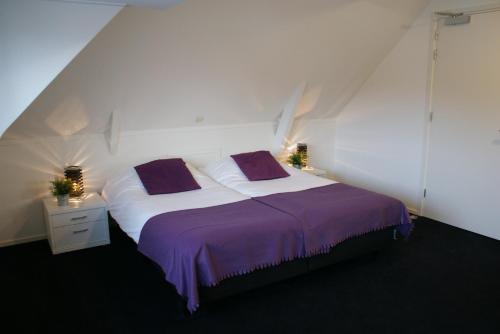Een bed of bedden in een kamer bij De Herbergh van Flielant
