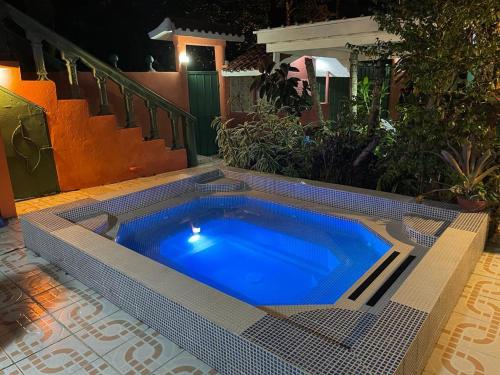 una piscina en medio de un patio por la noche en Villa Flor, en Los Plátanos