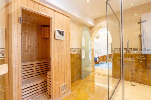 baño con ducha y puerta de cristal en Luxury JBR Palace! · Sea View · Free 5* Beach Resorts Access!, en Dubái