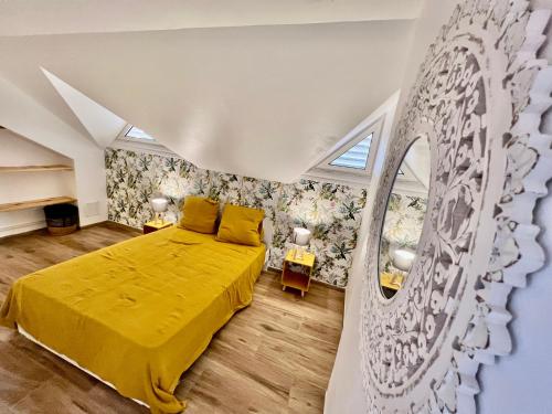 una camera con letto giallo di Ti kaz COCO DOUCEUW PIERRE ET VACANCES sea view a Sainte-Anne