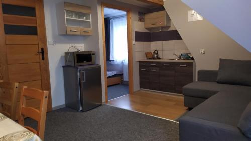 Apartamento pequeño con cocina y escalera en Apartamenty Z Widokiem Na GÓRY, en Bukowina Tatrzańska