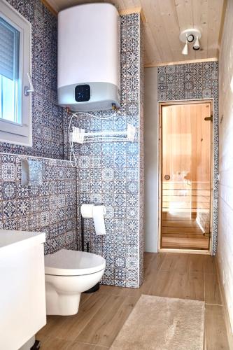 a bathroom with a toilet and a sink at Nadmorska Perełka in Rusinowo